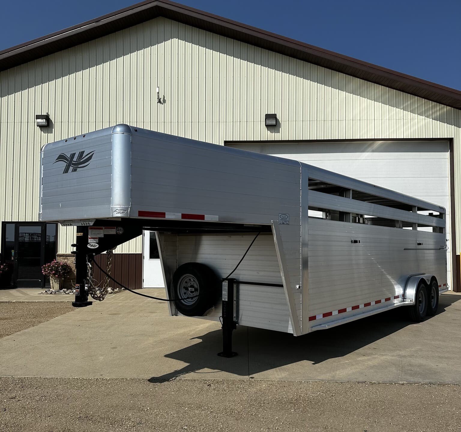 1_47390_3709776_244238376.jpg New 2024 Hillsboro 24′ Livestock Trailer – Three Compartments - Image 1