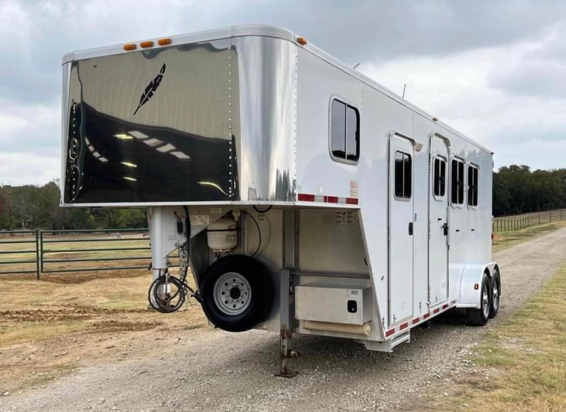 374508735_316125284428912_7460368760148875272_n.jpg 2007 Featherlite 3 horse slant load trailer - Image 1