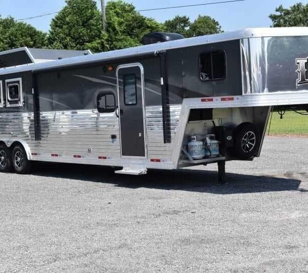 2020 Bison Laredo 3 Horse Trailer with 11′ Short Wall