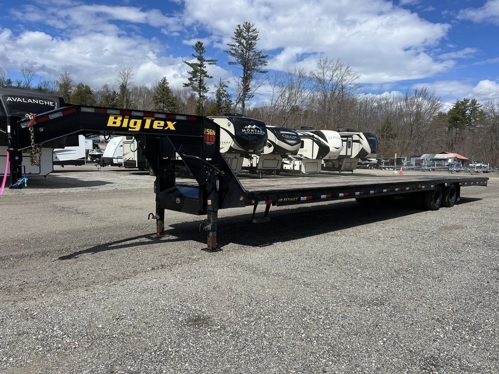 Gooseneck-Equipment-125.jpg 2024 Diamond C 8.5×20 20K Deckover Equipment Trailer w/ 72” Flip-Knee Ramps - Image 1