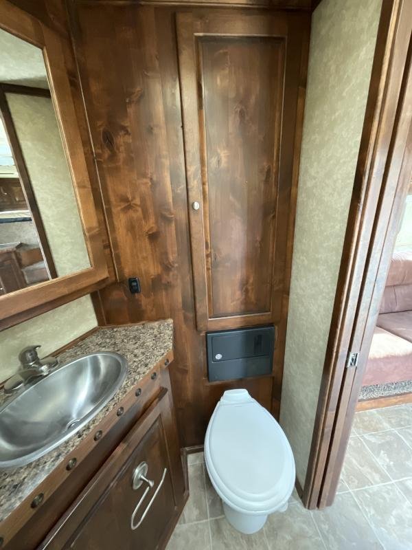 2014 Logan Coach RAZ4GNHDLQ 40′ 4 horse Razor GN Horse Trailer**WITH WALK IN CLOSET** - Image 22