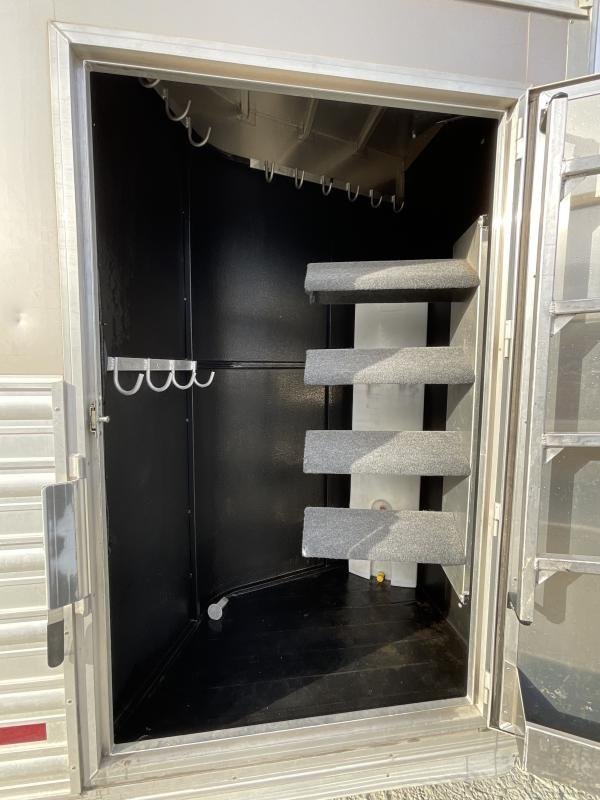 2014 Logan Coach RAZ4GNHDLQ 40′ 4 horse Razor GN Horse Trailer**WITH WALK IN CLOSET** - Image 34