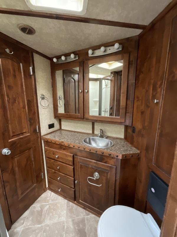 2014 Logan Coach RAZ4GNHDLQ 40′ 4 horse Razor GN Horse Trailer**WITH WALK IN CLOSET** - Image 21