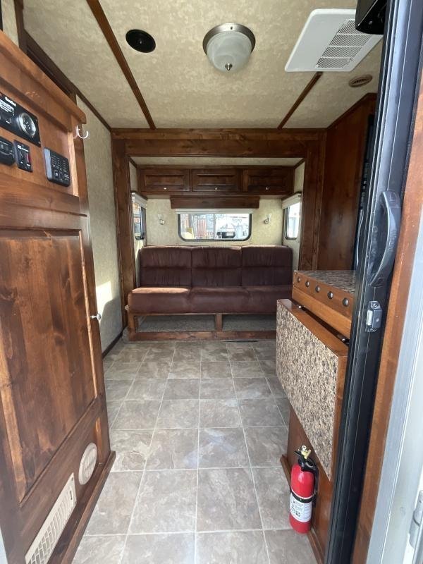 2014 Logan Coach RAZ4GNHDLQ 40′ 4 horse Razor GN Horse Trailer**WITH WALK IN CLOSET** - Image 9