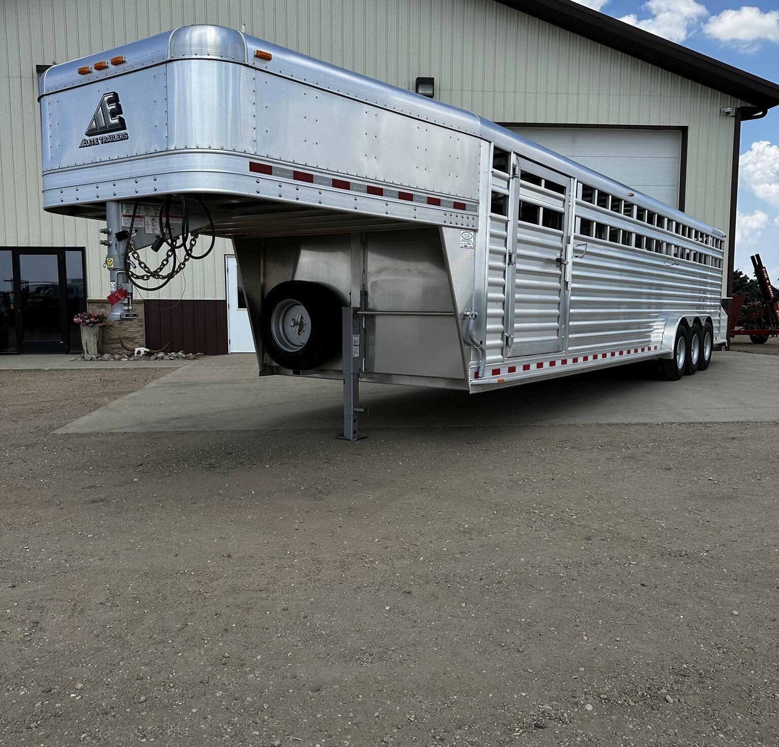 qw.jpg New 2024 Elite Trailers 32FT TRIPLE AXLE STOCK TRAILER W/ 3 COMPARTMENTS - Image 1